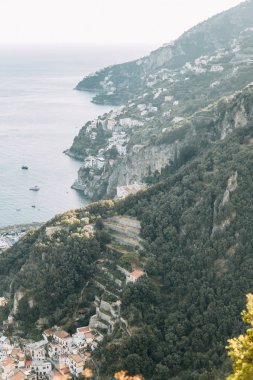 Amalfi coast ve dağ yamaçlarında limon bahçeleri ile. Panoramik şehir ve doğa İtalya. Manzaralar akşam ve dolambaçlı yollar. Deniz ve kayalar üzerinde gökyüzü.