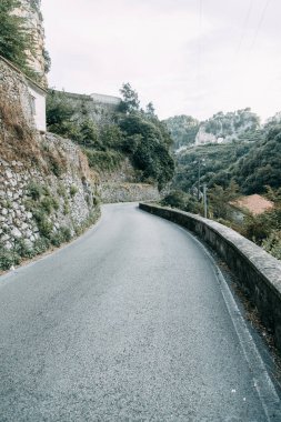 Amalfi coast ve dağ yamaçlarında limon bahçeleri ile. Panoramik şehir ve doğa İtalya. Manzaralar akşam ve dolambaçlı yollar. Deniz ve kayalar üzerinde gökyüzü.