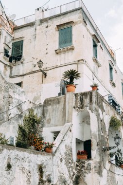 Amalfi coast İtalya, en güzel bir şehir. Sokaklar ve binalar, dar geçitler, mağazalar ve kafeler. Deniz ve yukarıda görüntüleyin. Panoramik dağ yamaçlarında