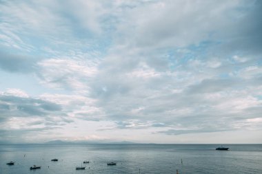 Amalfi coast ve dağ yamaçlarında limon bahçeleri ile. Panoramik şehir ve doğa İtalya. Manzaralar akşam ve dolambaçlı yollar. Deniz ve kayalar üzerinde gökyüzü.