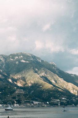 Amalfi coast ve dağ yamaçlarında limon bahçeleri ile. Panoramik şehir ve doğa İtalya. Manzaralar akşam ve dolambaçlı yollar. Deniz ve kayalar üzerinde gökyüzü.