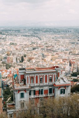 Güzel Sokaklar ve Napoli, tarihi yerleri ve heykeller şehrin avlusu. Anıtlar ve eski İtalya mimarisi. Şehir, türler ve turistik yerler Panoraması. Gece ve gündüz şehri turistler olmadan.