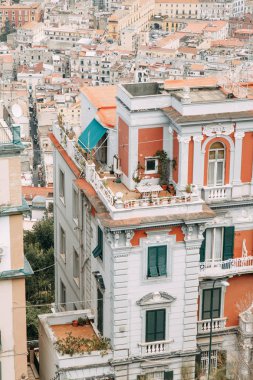 Güzel Sokaklar ve Napoli, tarihi yerleri ve heykeller şehrin avlusu. Anıtlar ve eski İtalya mimarisi. Şehir, türler ve turistik yerler Panoraması. Gece ve gündüz şehri turistler olmadan.