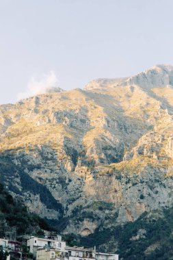 Positano kıyıları, Amalfi İtalya. Akşam şehir ve sokaklarda mağazalar ve kafeler ile Panoraması. Deniz ve plaj evler. Antik mimari ve tapınaklar. Üstte bir kartpostal görüntülemek