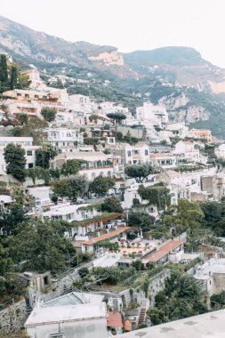 Positano kıyıları, Amalfi İtalya. Akşam şehir ve sokaklarda mağazalar ve kafeler ile Panoraması. Deniz ve plaj evler. Antik mimari ve tapınaklar. Üstte bir kartpostal görüntülemek