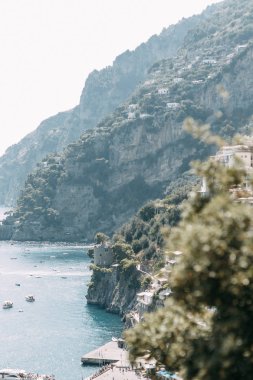 Positano kıyıları, Amalfi İtalya. Akşam şehir ve sokaklarda mağazalar ve kafeler ile Panoraması. Deniz ve plaj evler. Antik mimari ve tapınaklar. Üstte bir kartpostal görüntülemek