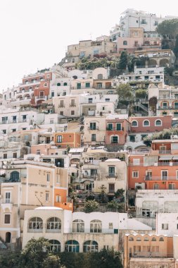 Positano kıyıları, Amalfi İtalya. Akşam şehir ve sokaklarda mağazalar ve kafeler ile Panoraması. Deniz ve plaj evler. Antik mimari ve tapınaklar. Üstte bir kartpostal görüntülemek