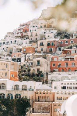 Positano kıyıları, Amalfi İtalya. Akşam şehir ve sokaklarda mağazalar ve kafeler ile Panoraması. Deniz ve plaj evler. Antik mimari ve tapınaklar. Üstte bir kartpostal görüntülemek
