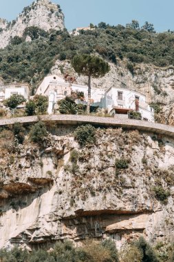 Positano kıyıları, Amalfi İtalya. Akşam şehir ve sokaklarda mağazalar ve kafeler ile Panoraması. Deniz ve plaj evler. Antik mimari ve tapınaklar. Üstte bir kartpostal görüntülemek