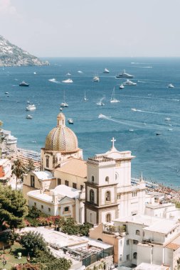 Positano kıyıları, Amalfi İtalya. Akşam şehir ve sokaklarda mağazalar ve kafeler ile Panoraması. Deniz ve plaj evler. Antik mimari ve tapınaklar. Üstte bir kartpostal görüntülemek