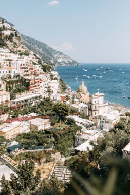 Positano kıyıları, Amalfi İtalya. Akşam şehir ve sokaklarda mağazalar ve kafeler ile Panoraması. Deniz ve plaj evler. Antik mimari ve tapınaklar. Üstte bir kartpostal görüntülemek
