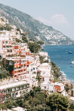 Positano kıyıları, Amalfi İtalya. Akşam şehir ve sokaklarda mağazalar ve kafeler ile Panoraması. Deniz ve plaj evler. Antik mimari ve tapınaklar. Üstte bir kartpostal görüntülemek