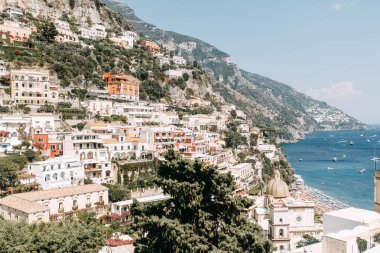 Positano kıyıları, Amalfi İtalya. Akşam şehir ve sokaklarda mağazalar ve kafeler ile Panoraması. Deniz ve plaj evler. Antik mimari ve tapınaklar. Üstte bir kartpostal görüntülemek