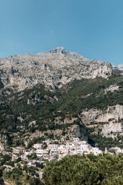 Positano kıyıları, Amalfi İtalya. Akşam şehir ve sokaklarda mağazalar ve kafeler ile Panoraması. Deniz ve plaj evler. Antik mimari ve tapınaklar. Üstte bir kartpostal görüntülemek
