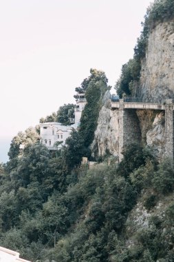 Positano kıyıları, Amalfi İtalya. Akşam şehir ve sokaklarda mağazalar ve kafeler ile Panoraması. Deniz ve plaj evler. Antik mimari ve tapınaklar. Üstte bir kartpostal görüntülemek