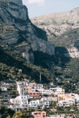 Positano kıyıları, Amalfi İtalya. Akşam şehir ve sokaklarda mağazalar ve kafeler ile Panoraması. Deniz ve plaj evler. Antik mimari ve tapınaklar. Üstte bir kartpostal görüntülemek