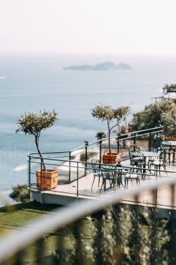 Positano kıyıları, Amalfi İtalya. Akşam şehir ve sokaklarda mağazalar ve kafeler ile Panoraması. Deniz ve plaj evler. Antik mimari ve tapınaklar. Üstte bir kartpostal görüntülemek