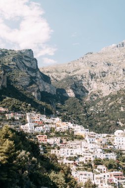 Positano kıyıları, Amalfi İtalya. Akşam şehir ve sokaklarda mağazalar ve kafeler ile Panoraması. Deniz ve plaj evler. Antik mimari ve tapınaklar. Üstte bir kartpostal görüntülemek