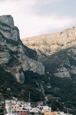Positano kıyıları, Amalfi İtalya. Akşam şehir ve sokaklarda mağazalar ve kafeler ile Panoraması. Deniz ve plaj evler. Antik mimari ve tapınaklar. Üstte bir kartpostal görüntülemek