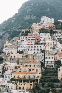 Positano kıyıları, Amalfi İtalya. Akşam şehir ve sokaklarda mağazalar ve kafeler ile Panoraması. Deniz ve plaj evler. Antik mimari ve tapınaklar. Üstte bir kartpostal görüntülemek