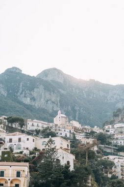 Positano kıyıları, Amalfi İtalya. Akşam şehir ve sokaklarda mağazalar ve kafeler ile Panoraması. Deniz ve plaj evler. Antik mimari ve tapınaklar. Üstte bir kartpostal görüntülemek