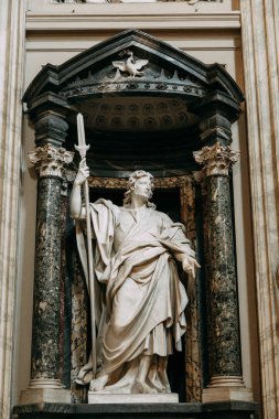 Roma, Salvatore kilisede görmek dış ve iç. Freskler ve heykeller, mimari elemanlar. Tarihi bir dönüm noktası, turizm. Eski boya ve sıva