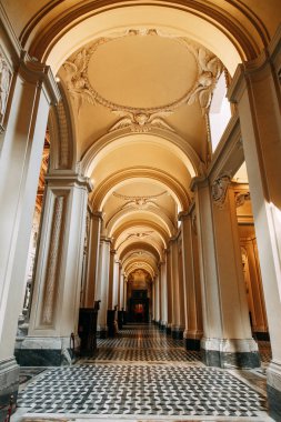 Roma, Salvatore kilisede görmek dış ve iç. Freskler ve heykeller, mimari elemanlar. Tarihi bir dönüm noktası, turizm. Eski boya ve sıva