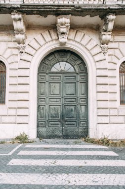 Roma ve sıva İtalyan tarzında mimarisi. Eski şehir manzaraları, turistik yerler. Sokak sanatı, dünya mirası. Işık mucizesi. Oyma sütunlar ve başkentleri. Antik yapı
