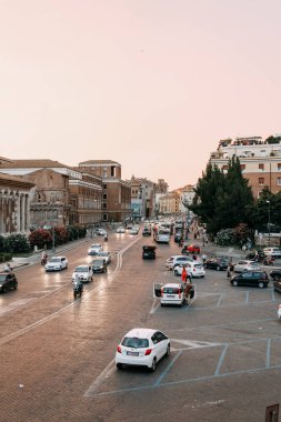 Roma ve sıva İtalyan tarzında mimarisi. Eski şehir manzaraları, turistik yerler. Sokak sanatı, dünya mirası. Işık mucizesi. Oyma sütunlar ve başkentleri. Antik yapı