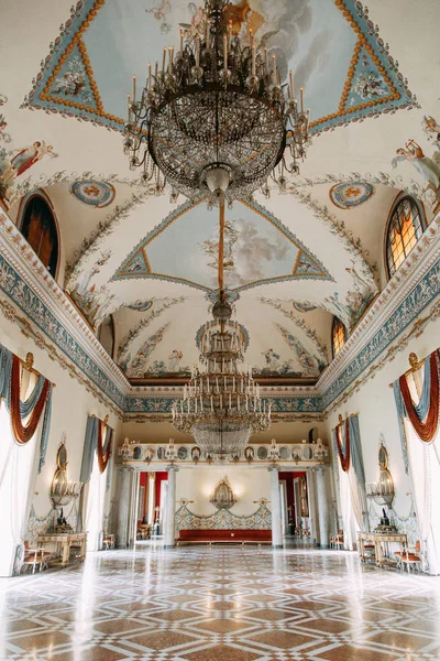 Napoli'de Capodimonte Müzesi. Güzel mimari ve tarihi heykeller. Sergi ve antik resim galerisi. Büyük bir sanatçı ve heykeltraşlar. İtalyan tarzı müzenin koridorlarında