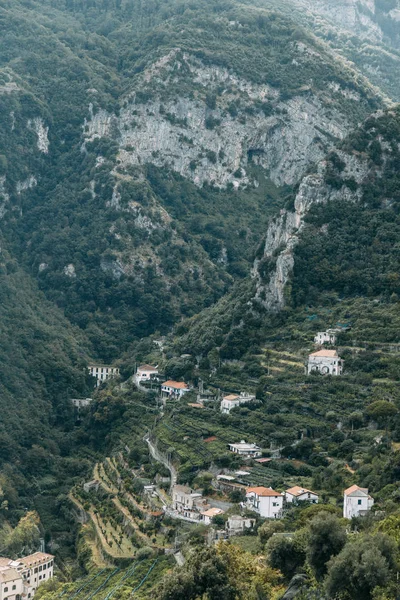 阿马尔菲海岸和山坡上有柠檬种植园 全景的城市和意大利的性质 傍晚的风景和蜿蜒的道路 天空在海和岩石 — 图库照片