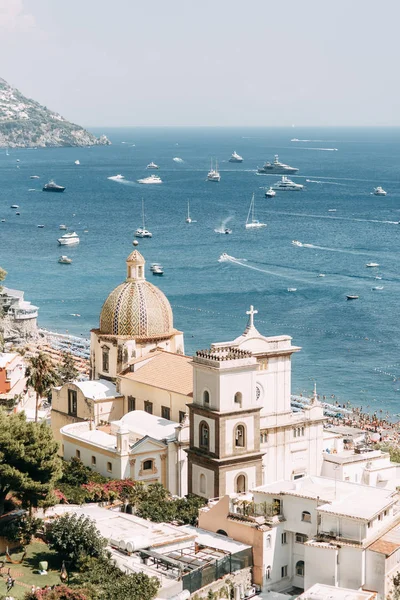 Positano kıyıları, Amalfi İtalya. Akşam şehir ve sokaklarda mağazalar ve kafeler ile Panoraması. Deniz ve plaj evler. Antik mimari ve tapınaklar. Üstte bir kartpostal görüntülemek