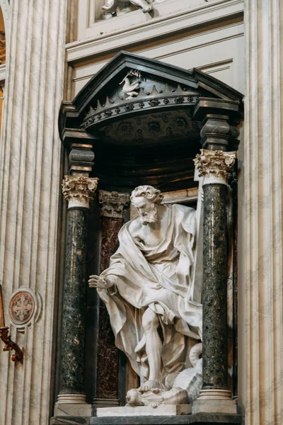 萨尔瓦多教会在罗马 从外部和内部的看法 壁画和雕像 建筑元素 一个历史性的地标 旅游胜地 古代绘画和灰泥 — 图库照片