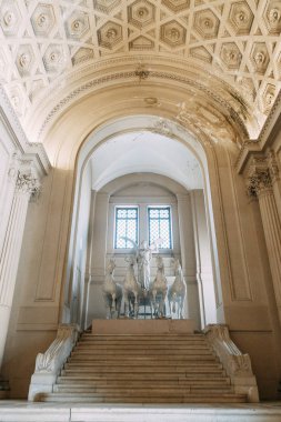 Roma ve sıva İtalyan tarzında mimarisi. Eski şehir manzaraları, turistik yerler. Sokak sanatı, dünya mirası. Işık mucizesi. Oyma sütunlar ve başkentleri. Antik yapı