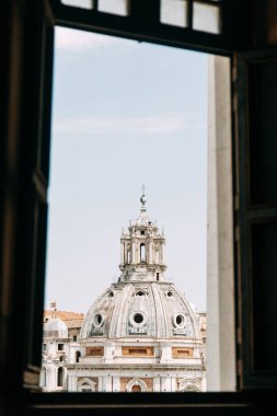 Roma ve sıva İtalyan tarzında mimarisi. Eski şehir manzaraları, turistik yerler. Sokak sanatı, dünya mirası. Işık mucizesi. Oyma sütunlar ve başkentleri. Antik yapı