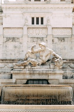 Roma ve sıva İtalyan tarzında mimarisi. Eski şehir manzaraları, turistik yerler. Sokak sanatı, dünya mirası. Işık mucizesi. Oyma sütunlar ve başkentleri. Antik yapı