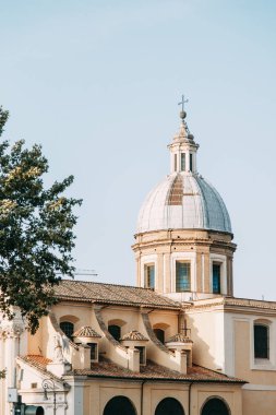 Roma ve sıva İtalyan tarzında mimarisi. Eski şehir manzaraları, turistik yerler. Sokak sanatı, dünya mirası. Işık mucizesi. Oyma sütunlar ve başkentleri. Antik yapı