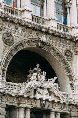 Roma ve sıva İtalyan tarzında mimarisi. Eski şehir manzaraları, turistik yerler. Sokak sanatı, dünya mirası. Işık mucizesi. Oyma sütunlar ve başkentleri. Antik yapı