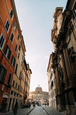Roma ve sıva İtalyan tarzında mimarisi. Eski şehir manzaraları, turistik yerler. Sokak sanatı, dünya mirası. Işık mucizesi. Oyma sütunlar ve başkentleri. Antik yapı