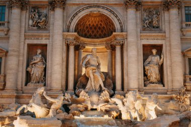 Trevi Çeşmesi, Roma, güzel bir manzara. Antik mimari ve heykel. Sanat sokakta, Avrupa'nın en güzel Çeşme. Işık mucizesi