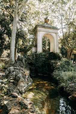 Roma, Doğa ve mimari parklarda heykeller. Antik eserlerin kültür. Kemerler ve sütunlar, Çeşme ve göl. Çiçekli bitkiler Roma Gardens.