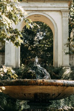 Roma, Doğa ve mimari parklarda heykeller. Antik eserlerin kültür. Kemerler ve sütunlar, Çeşme ve göl. Çiçekli bitkiler Roma Gardens.