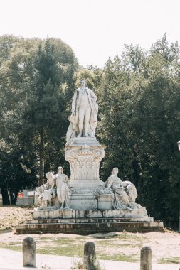 Roma, Doğa ve mimari parklarda heykeller. Antik eserlerin kültür. Kemerler ve sütunlar, Çeşme ve göl. Çiçekli bitkiler Roma Gardens.