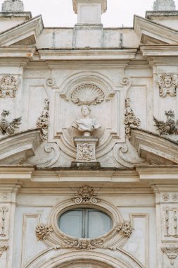 Roma'daki Borghese Galeri. Tarihi cazibe, kültürel miras. Resim ve Heykel Sergisi büyük sanatçıların. Genel görünüm ve iç. Park alanı, heykel ve çeşmeler ile.