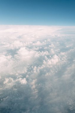 Bulutların üzerinde uçan irtifada uçaktan görüntüleyin. Gün batımı gökyüzünde uçak penceresinden bir yolculuk. Macera.