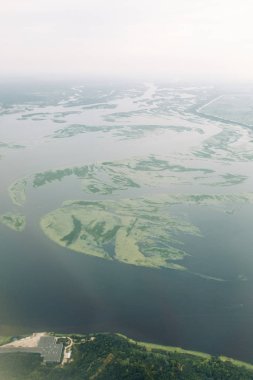 Bulutların üzerinde uçan irtifada uçaktan görüntüleyin. Gün batımı gökyüzünde uçak penceresinden bir yolculuk. Macera.