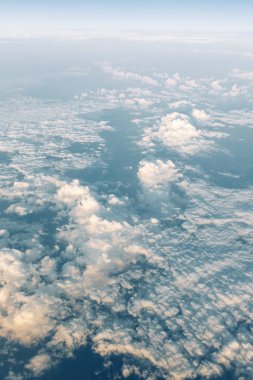 Bulutların üzerinde uçan irtifada uçaktan görüntüleyin. Gün batımı gökyüzünde uçak penceresinden bir yolculuk. Macera.