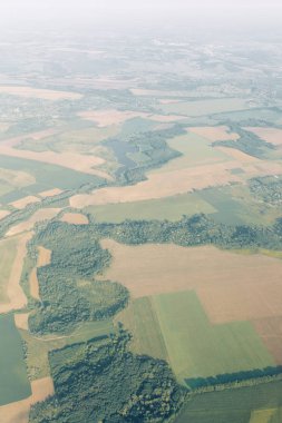 Bulutların üzerinde uçan irtifada uçaktan görüntüleyin. Gün batımı gökyüzünde uçak penceresinden bir yolculuk. Macera.