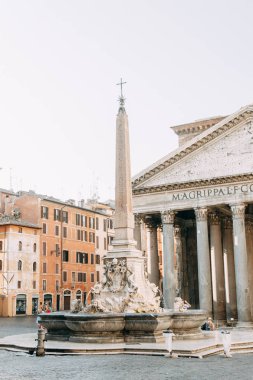 Roma ve sıva İtalyan tarzında mimarisi. Eski şehir manzaraları, turistik yerler. Sokak sanatı, dünya mirası. Işık mucizesi. Oyma sütunlar ve başkentleri. Antik yapı
