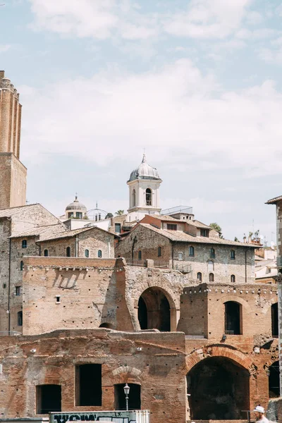 ローマと漆喰でイタリアン スタイルのアーキテクチャです 旧市街の観光スポット 観光地します ストリート アートは 世界遺産 光の奇跡 彫刻が施された柱および首都 古代の構造 — ストック写真